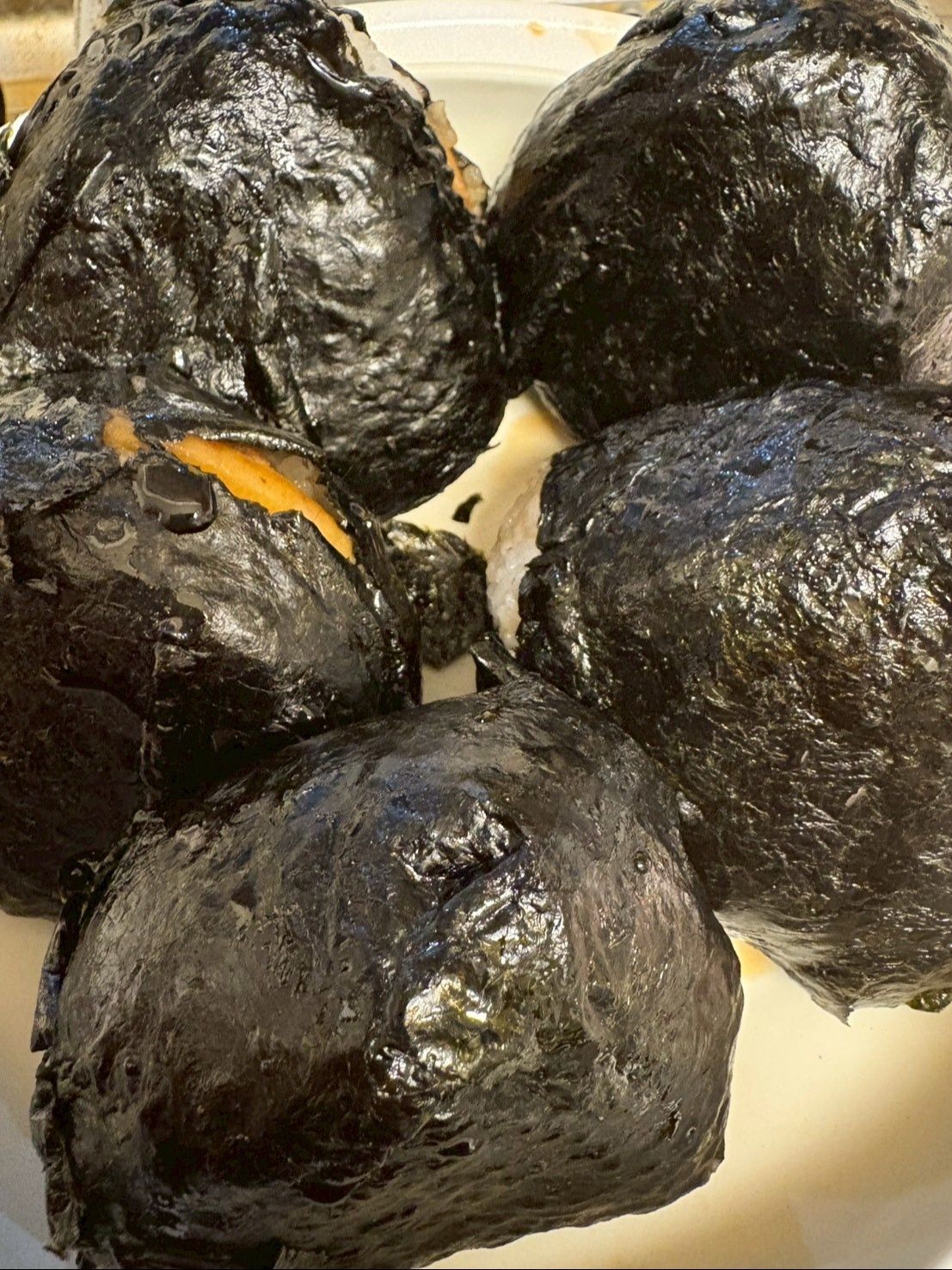 この真っ黒いおにぎりから、周りはしっとり中さっくりのえび天が出てきます。