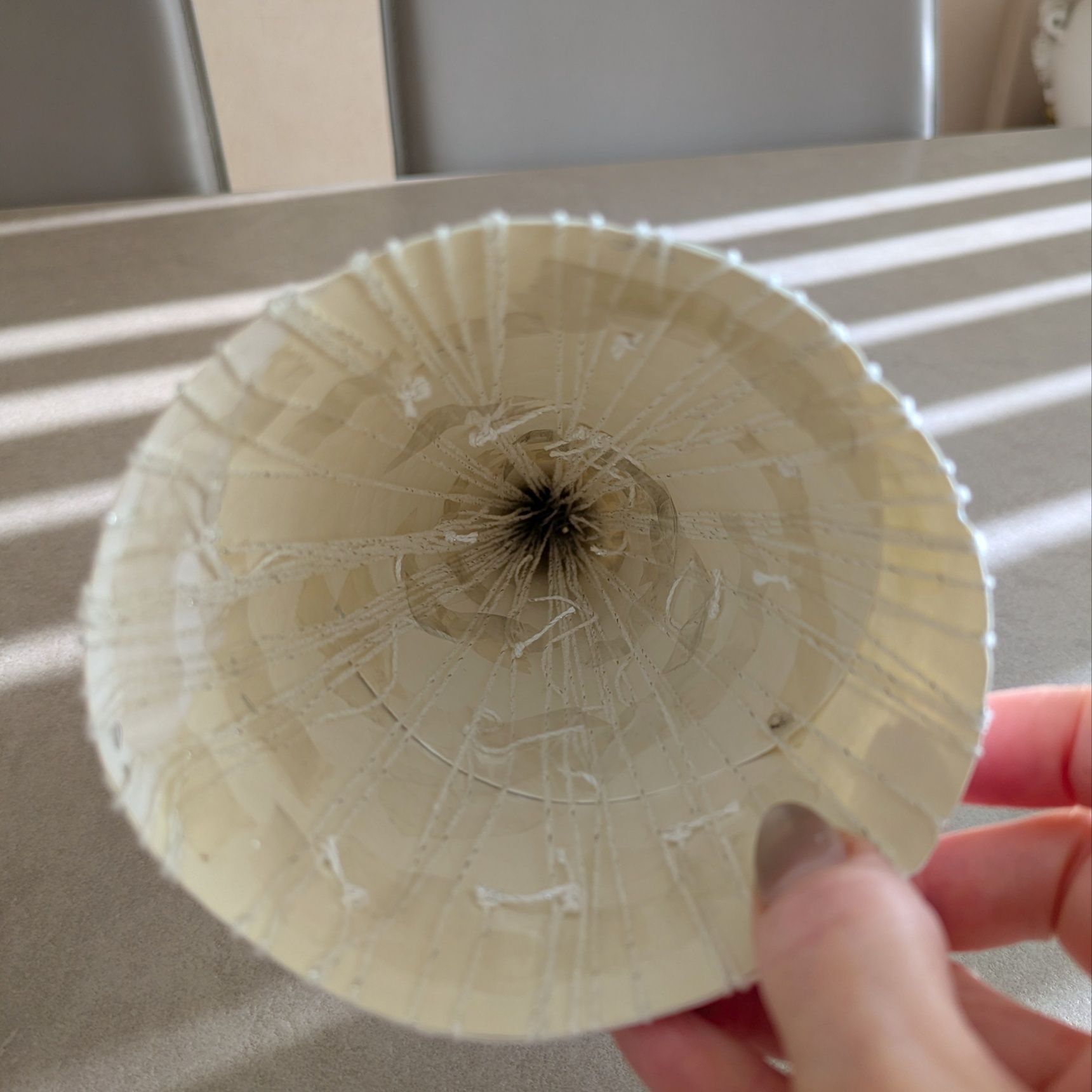 糸を内側から外側に何度か通し、糸の先端は丸結びを作りセロテープで、貼って留める。3〜4往復できるくらいの長さがやりやすいと思います。だんだん針が通りにくくなってくるので、その時はペンチや、針の後ろを押せるような棒状のモノ等で、先端の方に押し入れる。