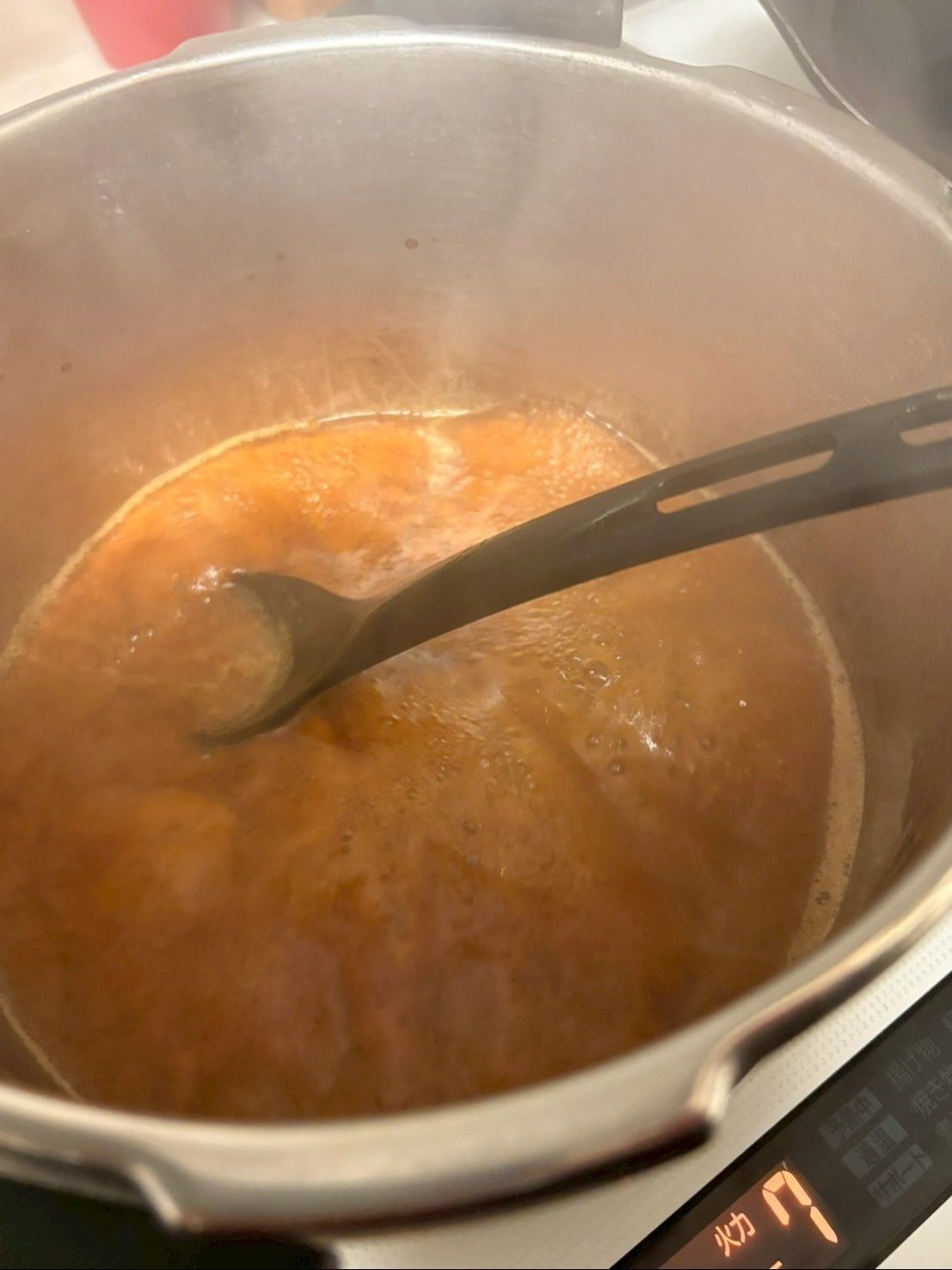 醤油、砂糖、みりん、を煮詰めて濃いめのタレを作ります。