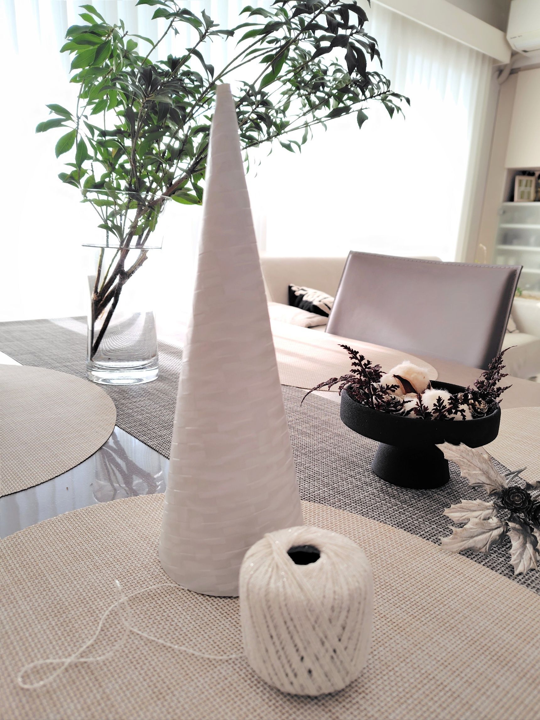 A4サイズの紙を ホッチキスや 両面テープで留めて、三角錐にバランスを整えてハサミでカットする