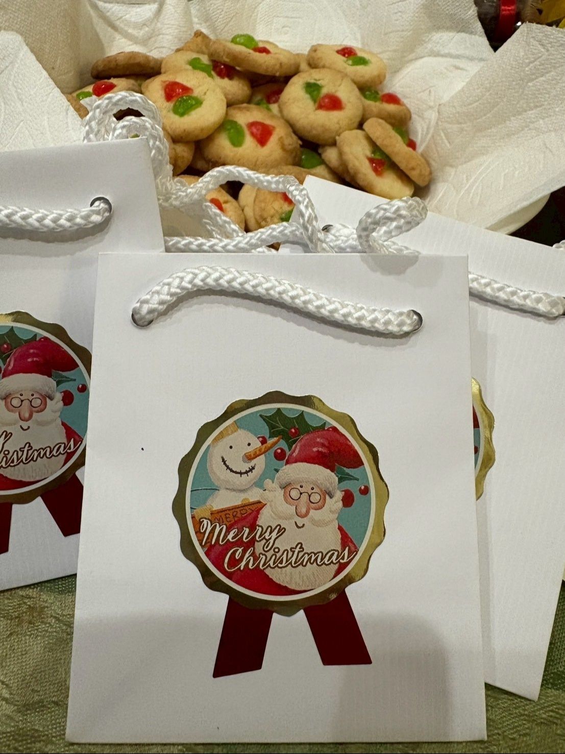 小さな袋にシールを貼って、クッキーを詰めたらクリスマス会のお土産完成！