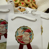 小さな袋にシールを貼って、クッキーを詰めたらクリスマス会のお土産完成！