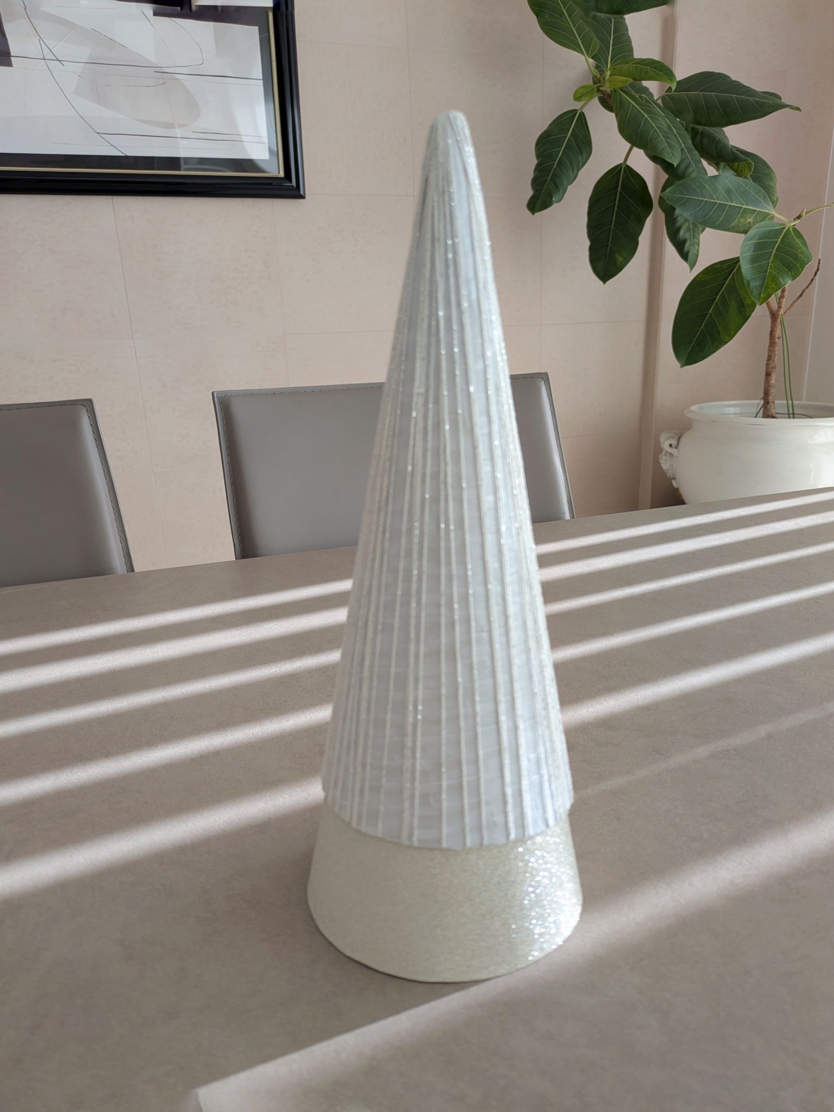 1度、カレンダーの紙を取り出し！キレイな紙や布等を貼り付け、再度、小さい三角錐に突っ込み 出来上がり！