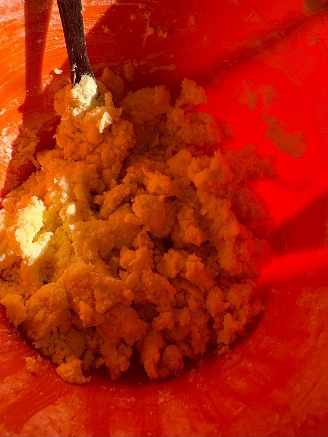 こちらも同様に薄力粉とベーキングパウダーを振るい入れてさっくり混ぜ合わせます。