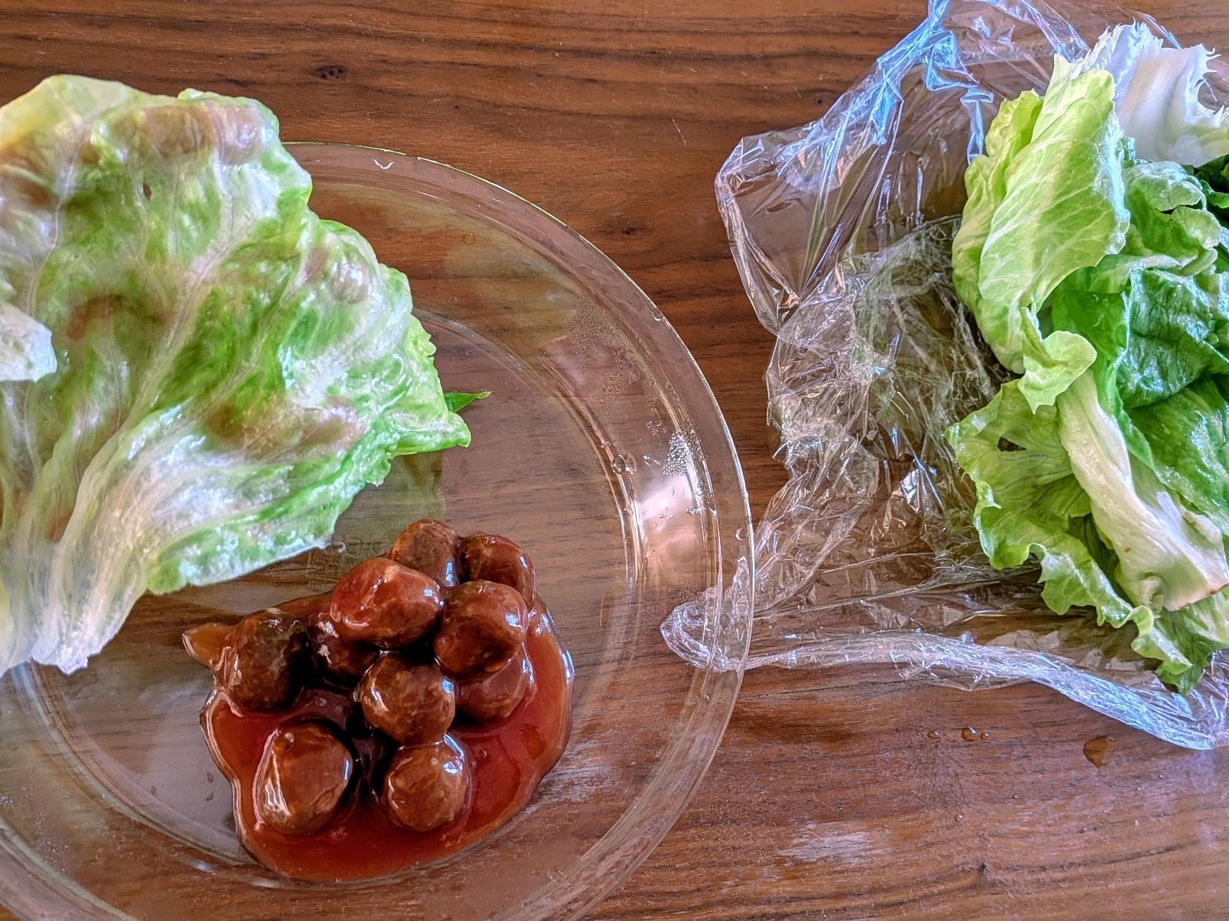 3．適当な大きさにちぎったレタスにイシイのミートボールを入れて包む。