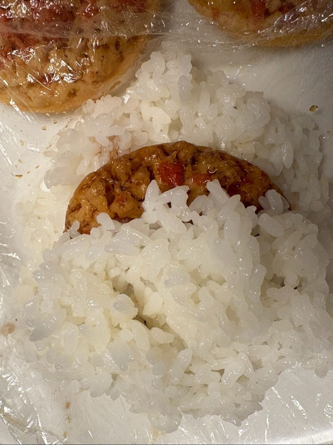 その上にもう一度ご飯を乗せてラップで握ります。