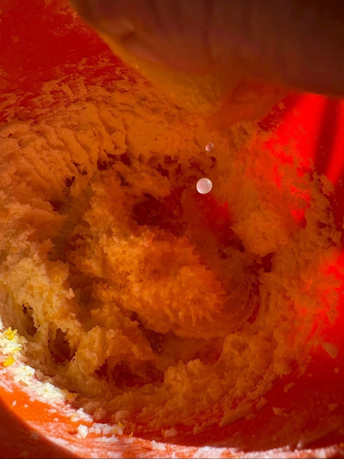 こちらはレモン果汁と皮の擦り下ろしを加えて混ぜ合わせます。