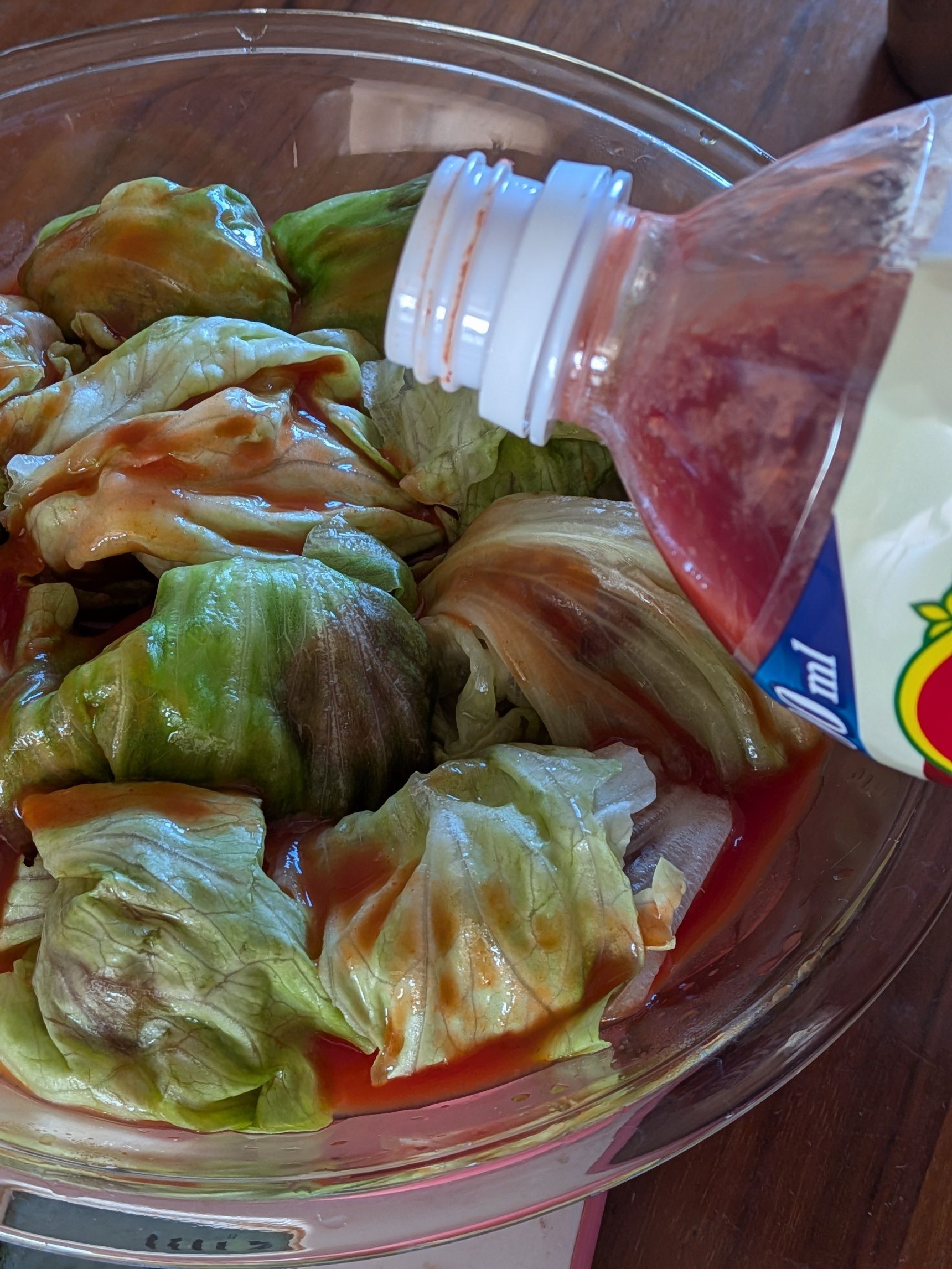 5．綺麗に並べ終わったら上からトマトジュースをかける。