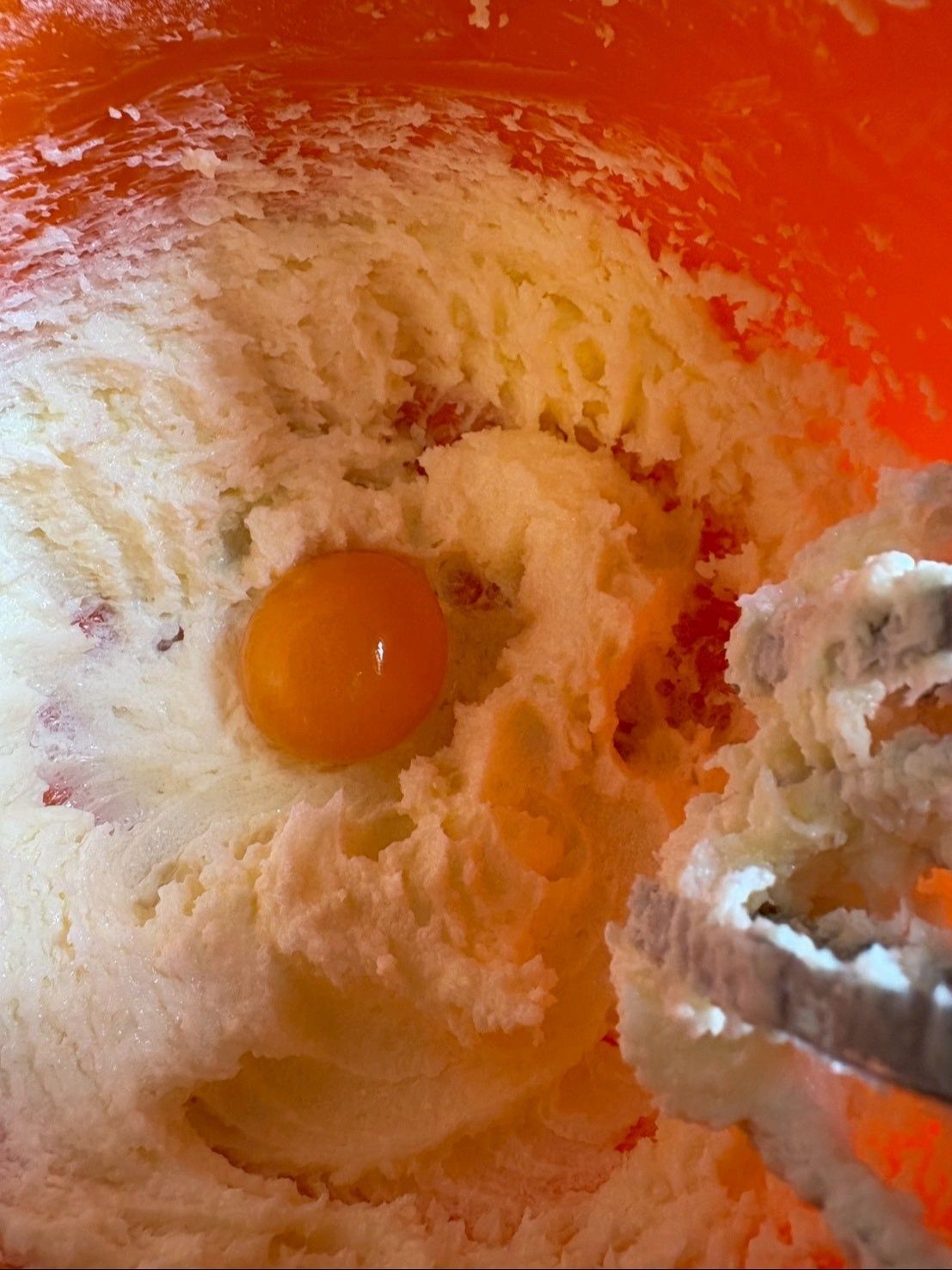 レモン味も180gのバターに砂糖を加えてふんわり混ぜるところまで同じです！