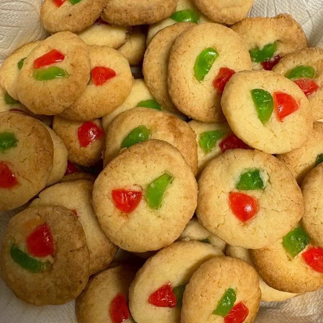 レモン味は上に小さく切ったドレンチェリーを飾って焼きました。