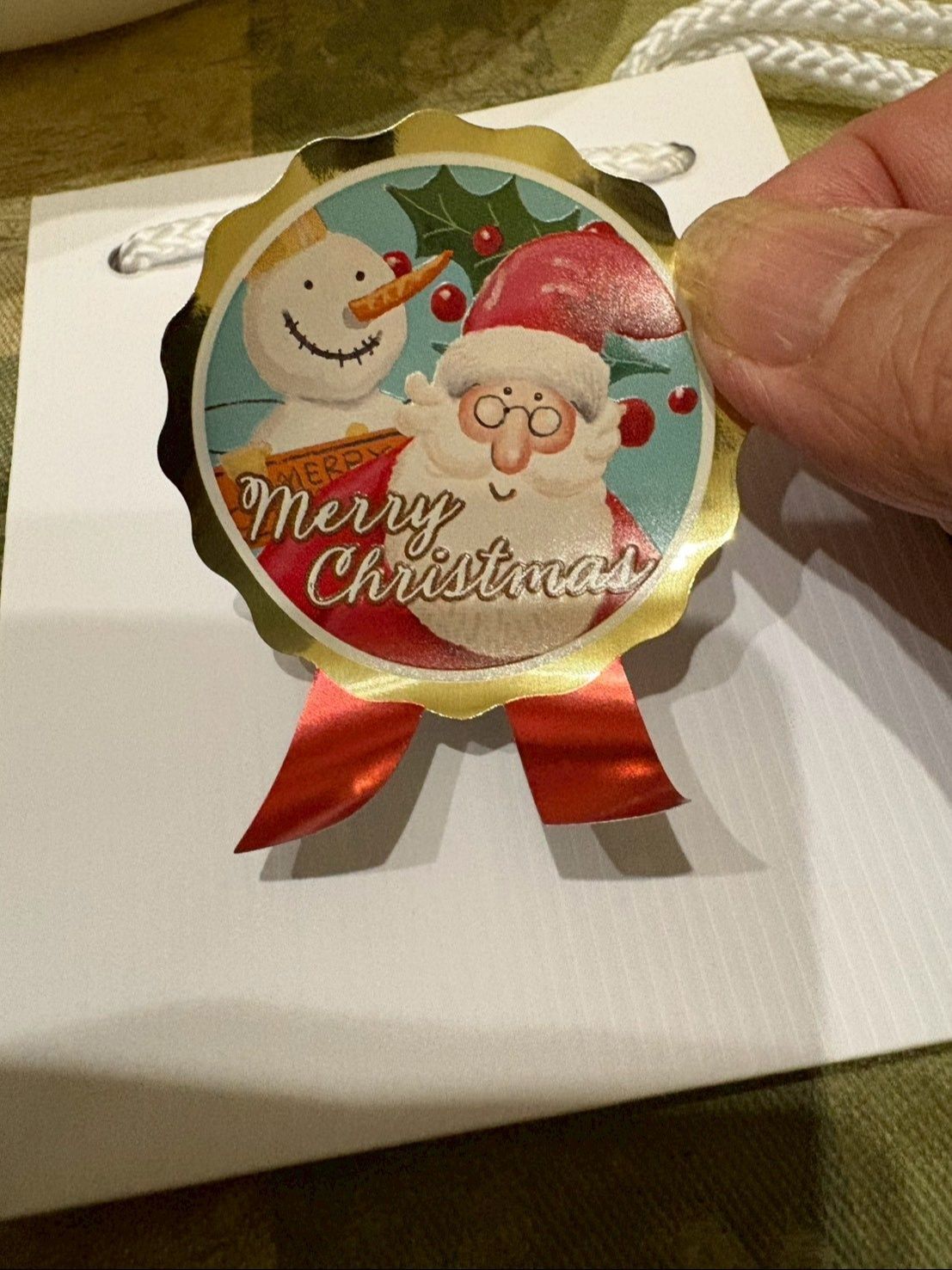 白い手提げ袋にサンタさんのシールを貼って