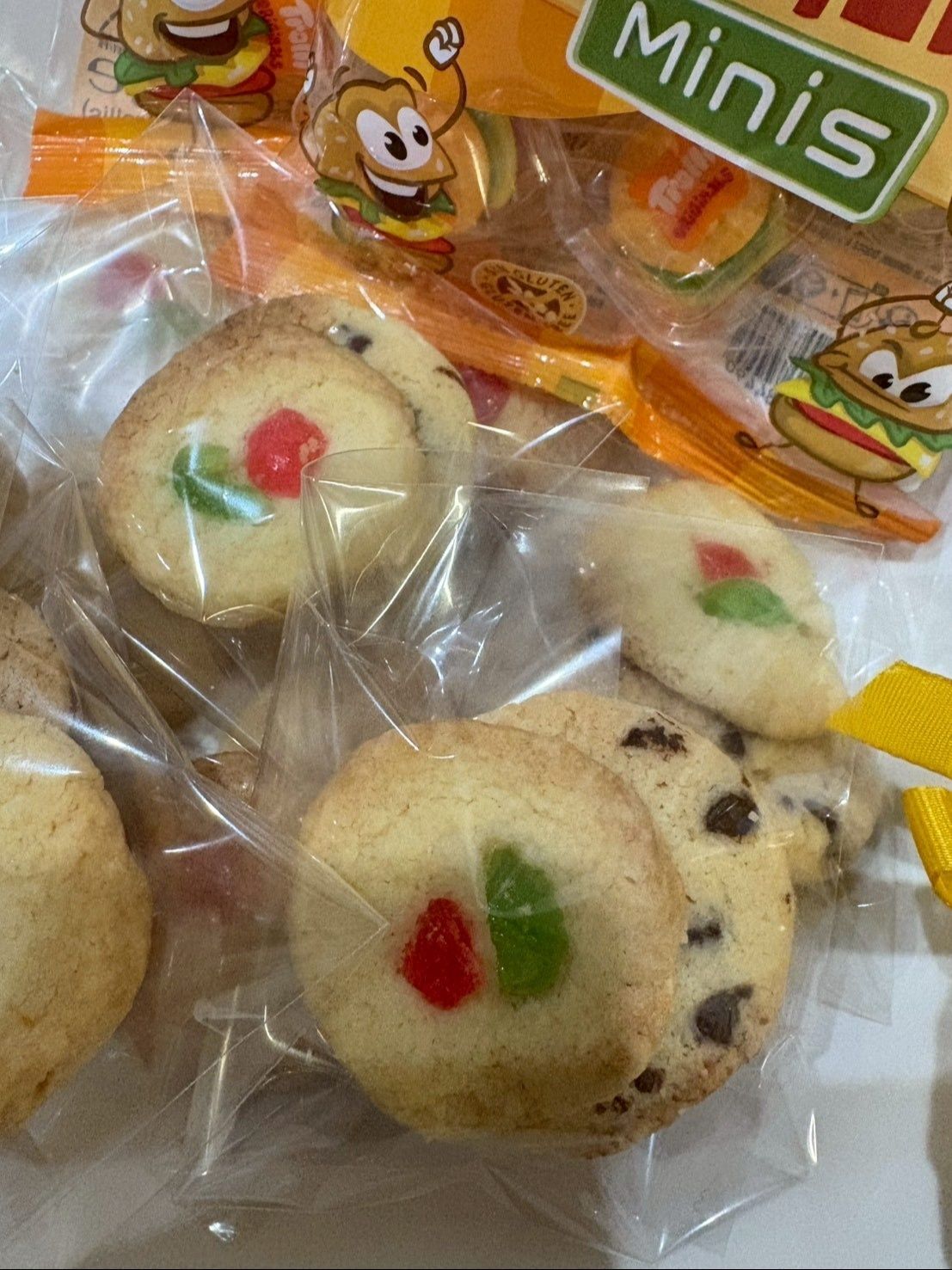 クッキーは透明の袋に3枚ずつ入れて、