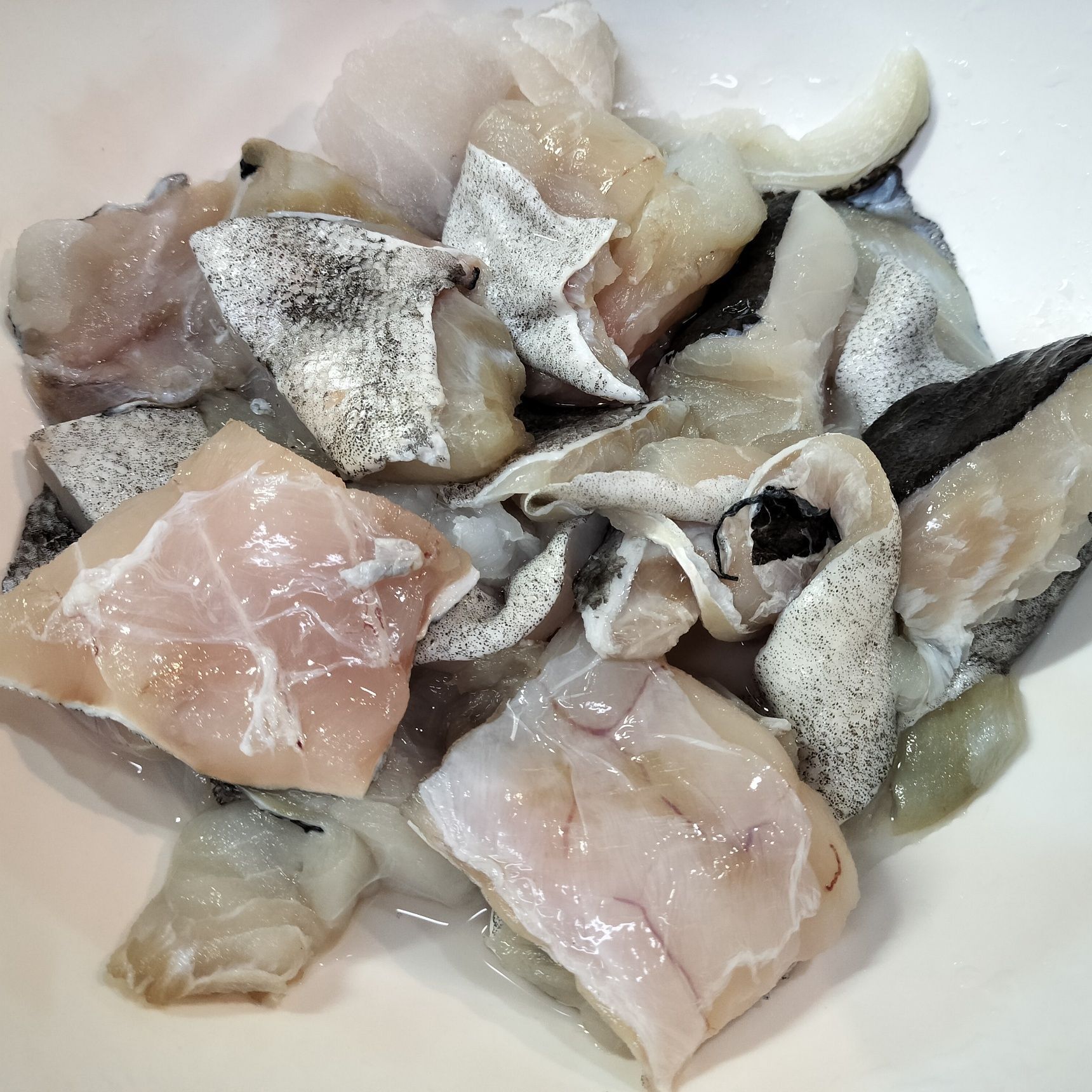 1.しっかりと塩抜きした鱈をザルにあけ、サッと流水で洗い、水気をきる→食べやすい大きさに切り、ボウルに入れる