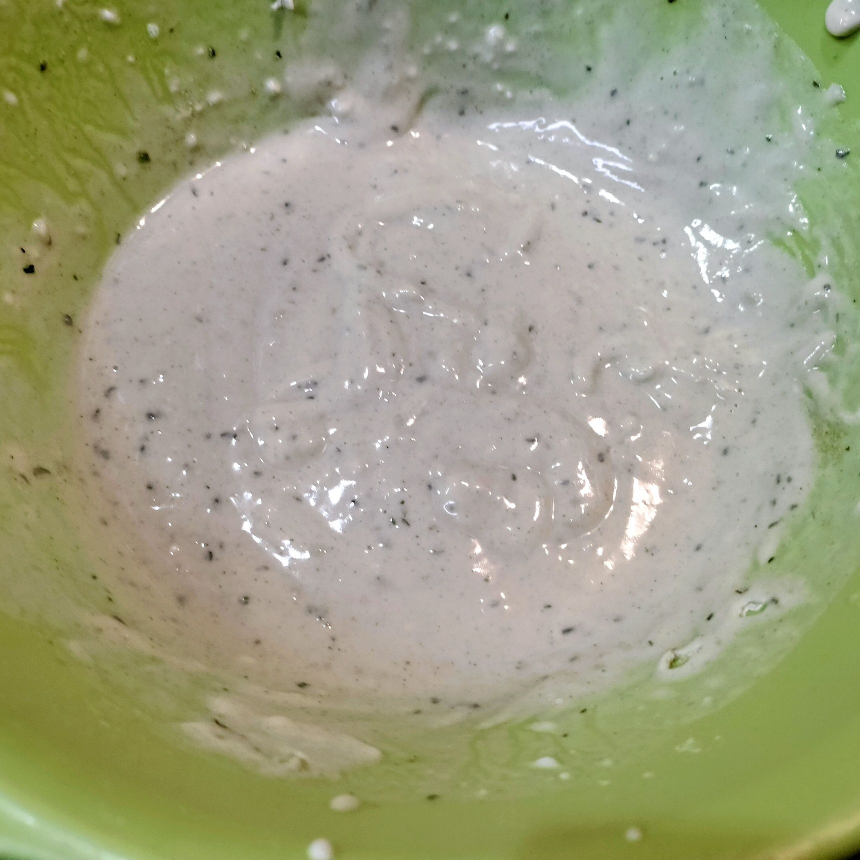 3.手順2のボウルに、水を加えて、よく混ぜる（イタリアン風味のフリッター衣の完成）