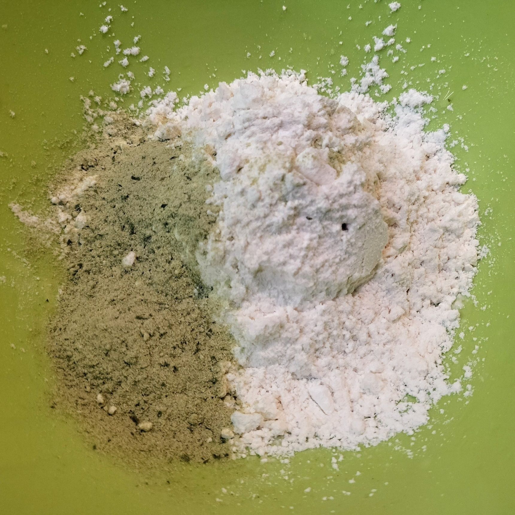 2.別のボウルに、材料●を入れる→ドレッシングマドラー等で、よく混ぜ合わせる