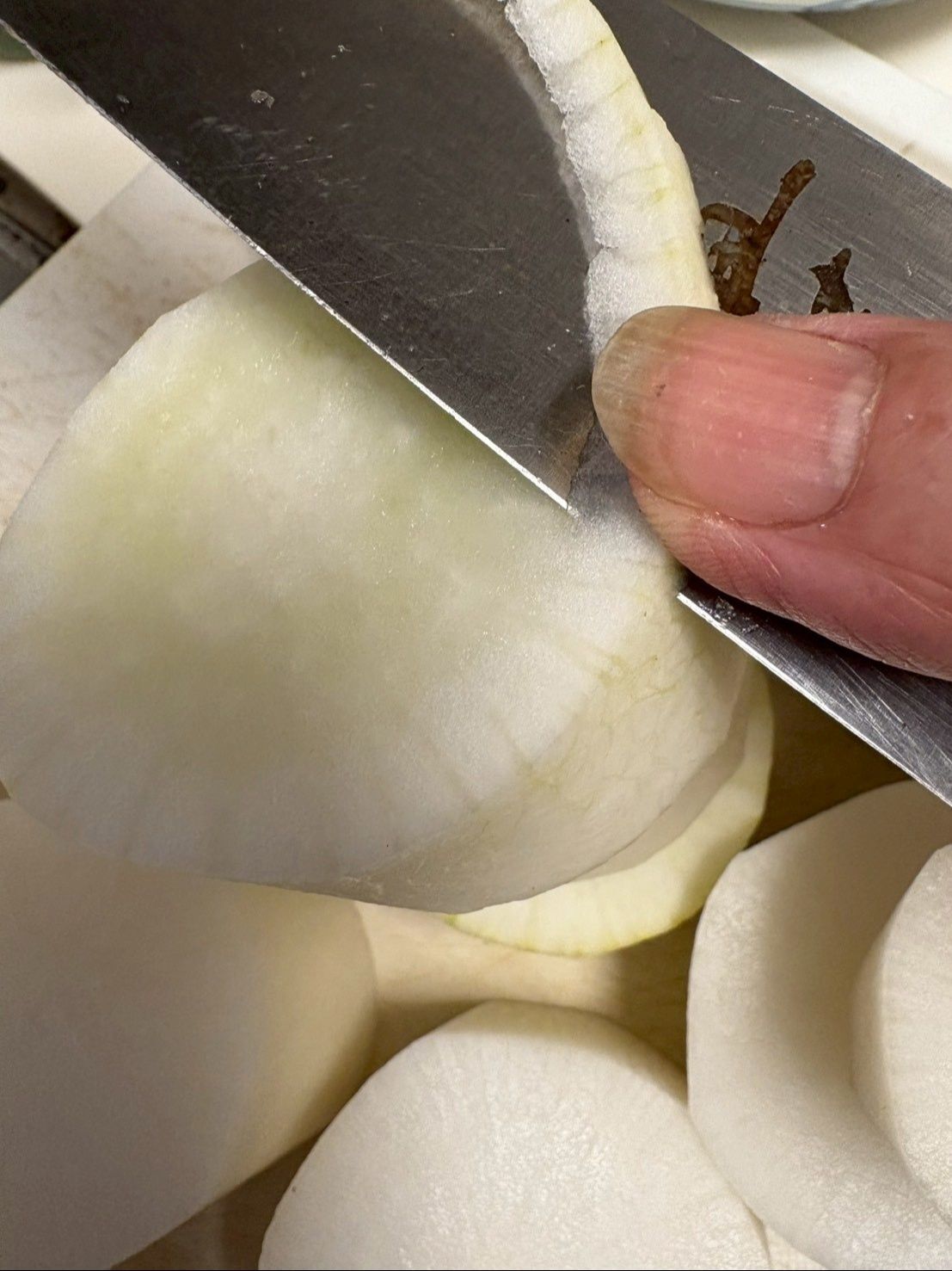 大根は皮を剥いて厚めの輪切り！角を落とすとお店で食べる様な上等な感じになります。