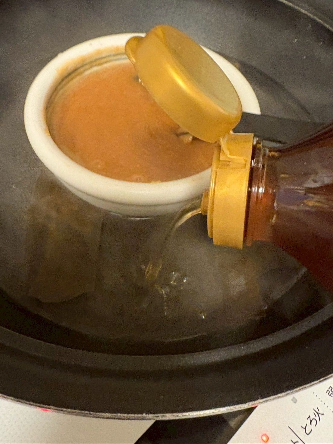 土鍋に昆布を敷き味噌ダレの小鉢を入れたら白だしを周りに入れます。