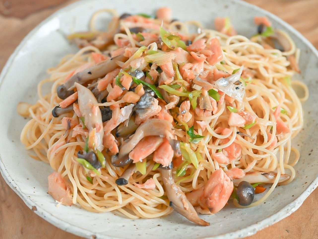 やみつきになるおいしさ！塩鮭としめじのポン酢パスタ