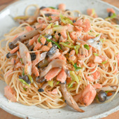 やみつきになるおいしさ！塩鮭としめじのポン酢パスタ