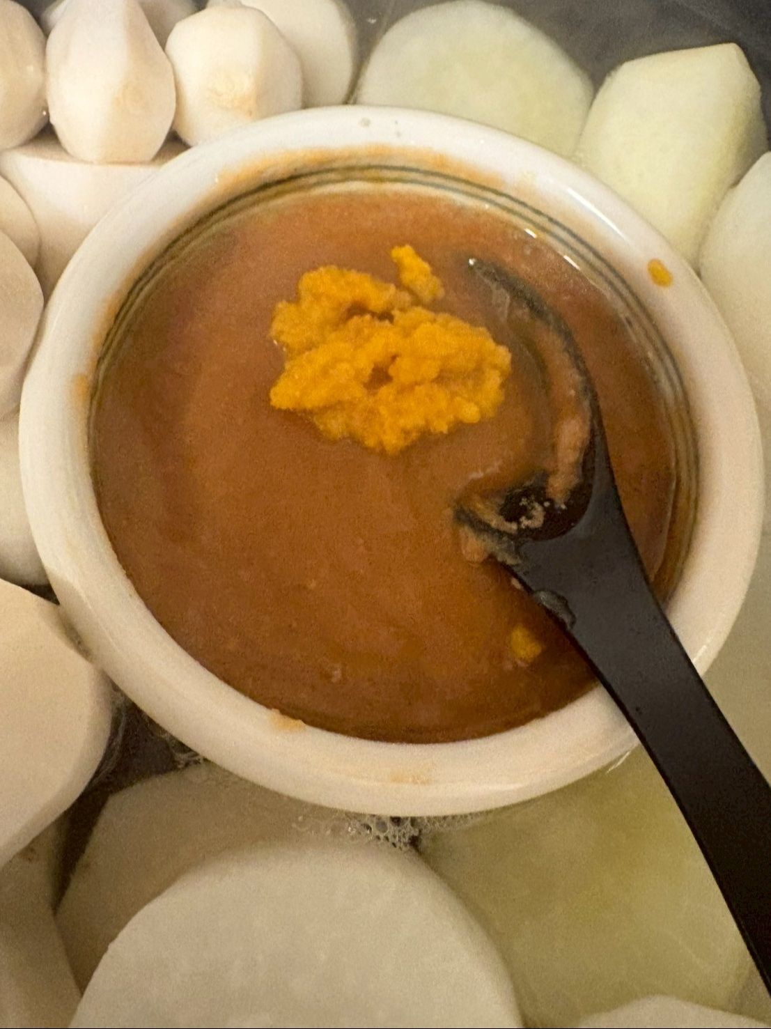 大根と里芋を入れ柚子の擦り下ろしを加えたらお出汁でしばらく煮込んで完成です。