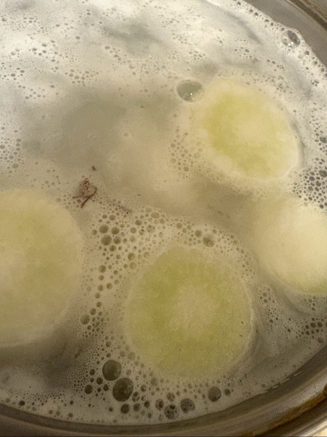 大根と里芋は米の研ぎ汁で柔らかくなるまでグツグツ下茹でします。