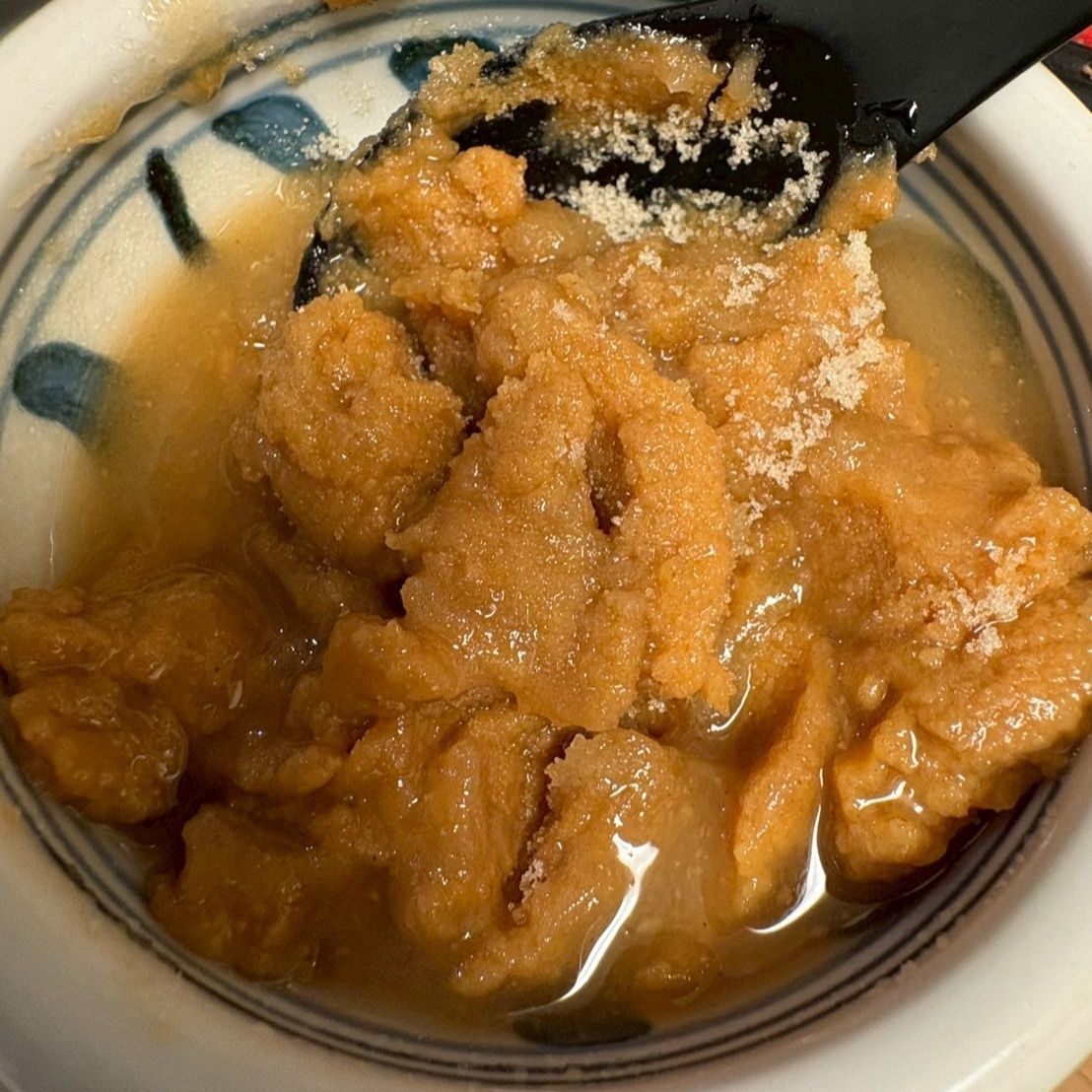 小鉢にお好みの味噌と砂糖、みりんを溶いておきます。