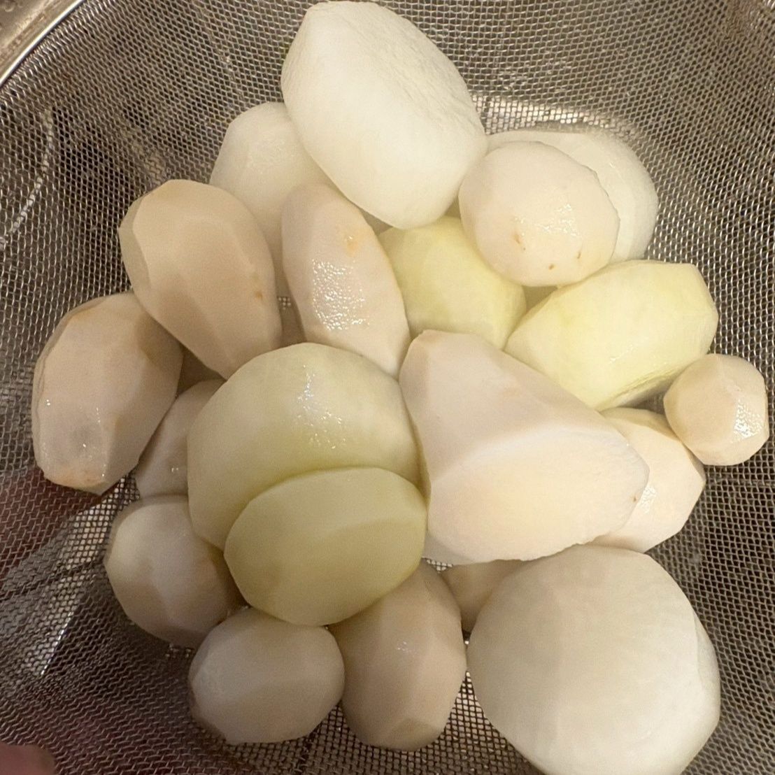 茹で上がったら一度ザルに上げて、さっと流してから使います。