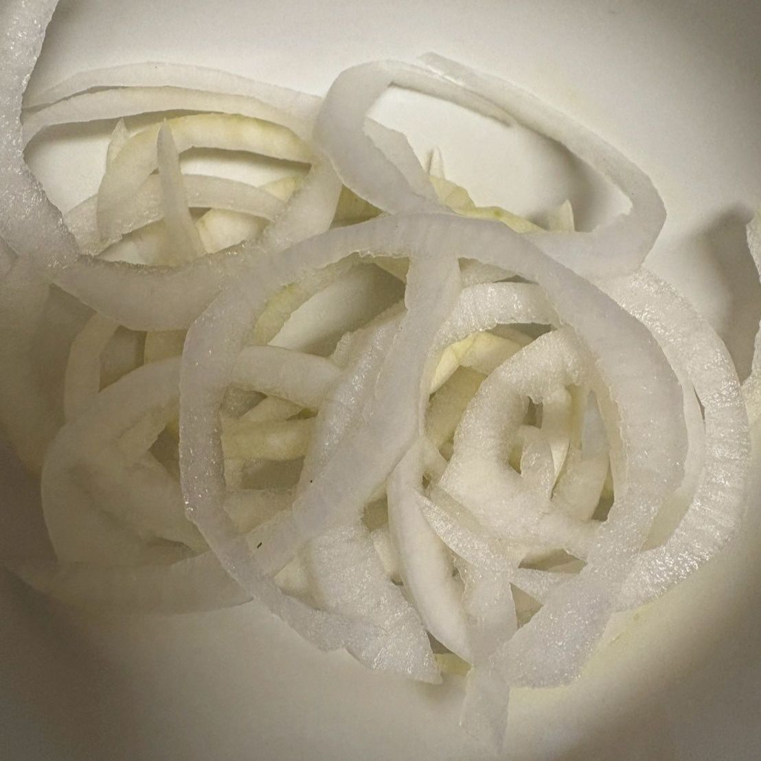 大根の角を落とした破片はサラダやお味噌汁の具になります。