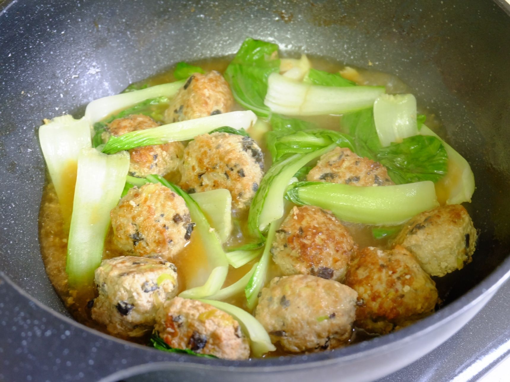 調味料を加えて煮込む