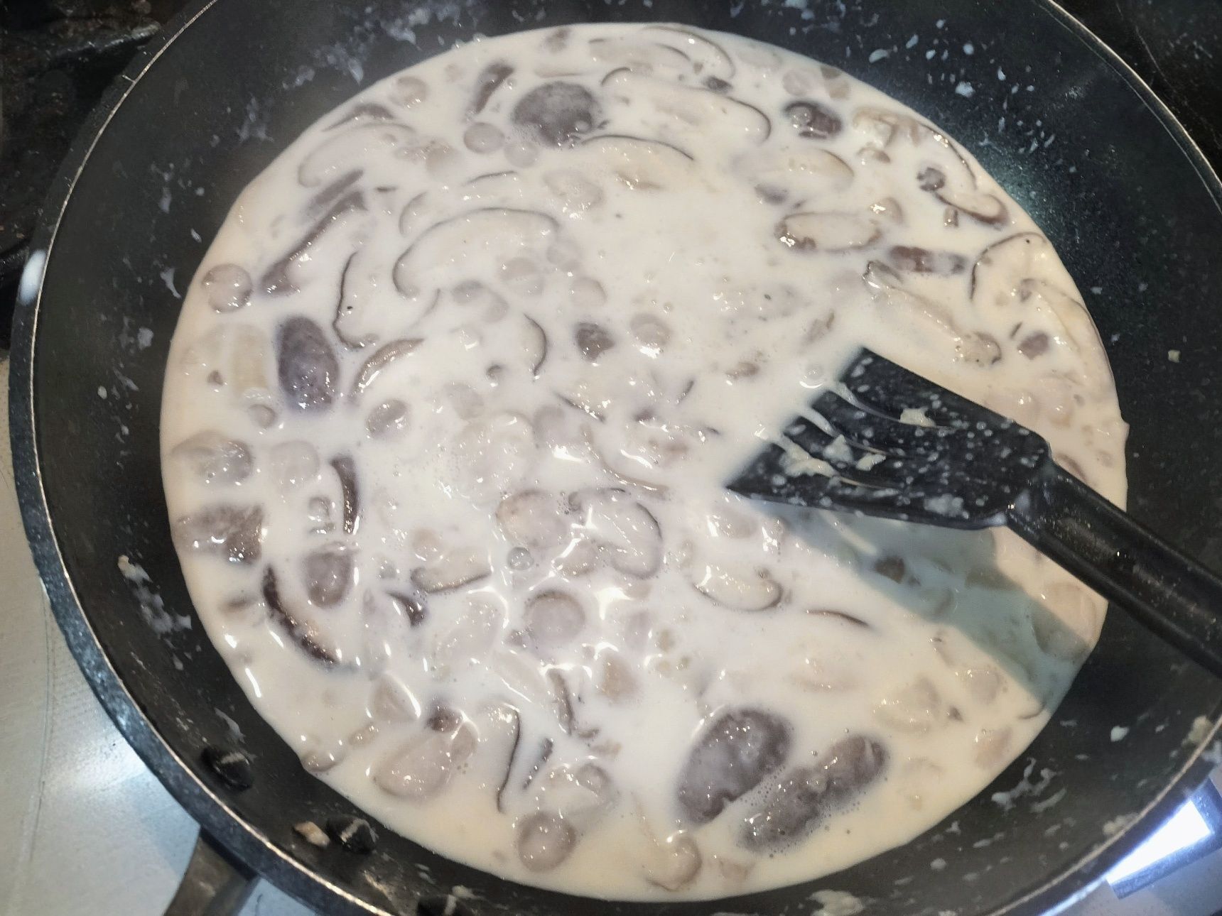 3.フランスパンに、オリーブオイルを入れて熱し、スライスした椎茸と香味広がるスパイス塩を入れて炒める→小麦粉を加えて、弱火で炒める（粉っぽさがなくなるまで）→半量の牛乳を2回に分けて加えて、濃いホワイトソースを作る→残りの牛乳を加えて、ひと煮立ちさせる→香味広がるスパイス塩で味を整え、弱火で煮る（とろみが出るまで） 