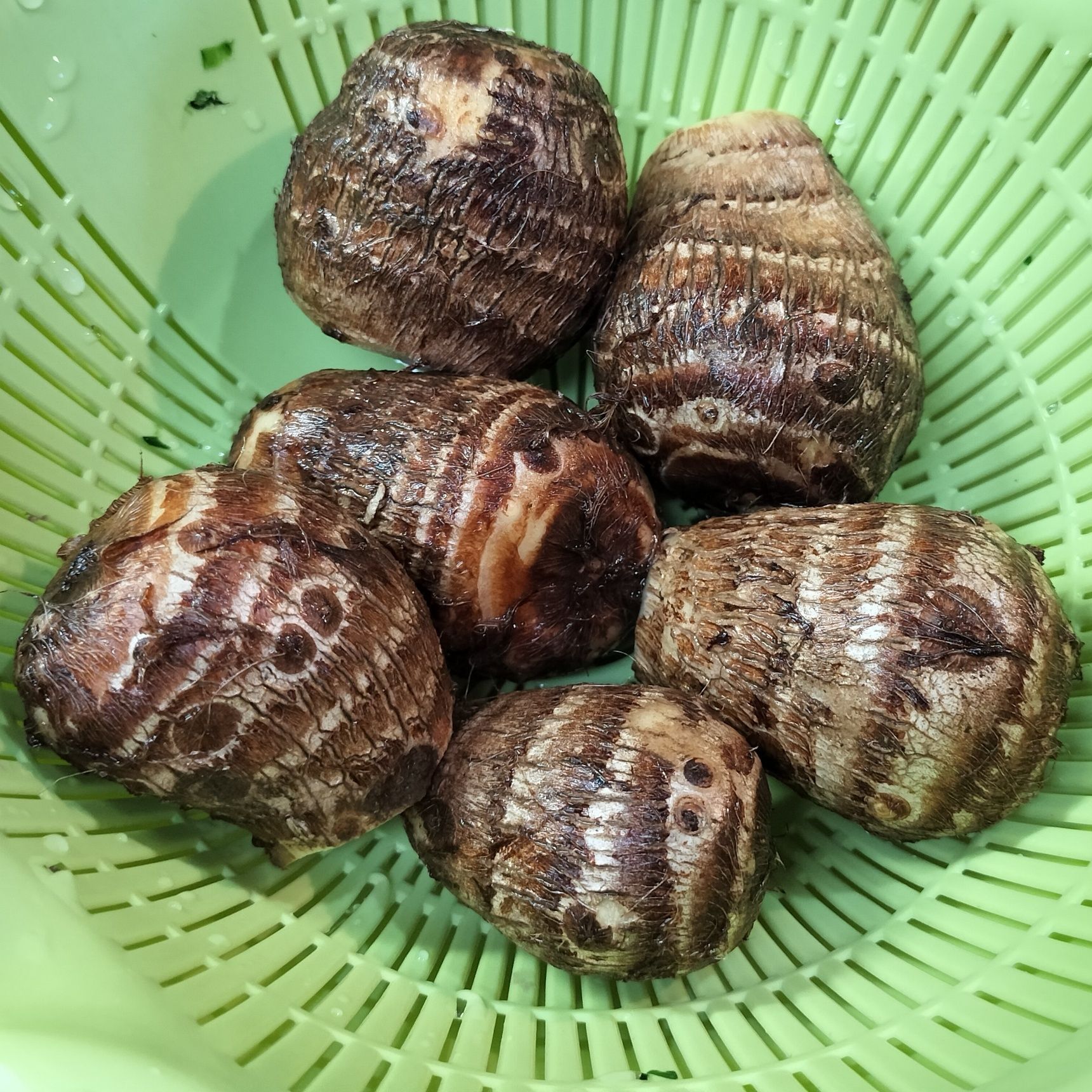 1.里芋を綺麗に洗う→茹でる→ザルにあけ、水気をきる→皮を剥く