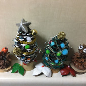 松ぼっくりでクリスマスツリー作ったよ！