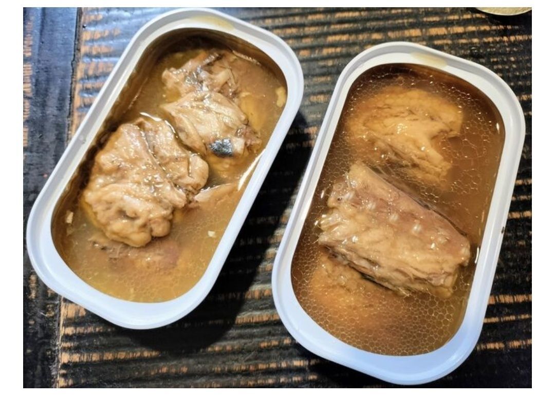 4.各グラタン器に、発酵バターを1片ずつ入れる→手順3のホワイトソースを入れ、里芋と鯖とバター入りチーズをのせる→里芋に香味広がるスパイスをふりかける→鯖缶の漬け汁を大さじ1杯ずつ回しかける　※鯖缶の漬け汁の残りは、香味広がるスパイスを加えて、サラダのドレッシングとして使います