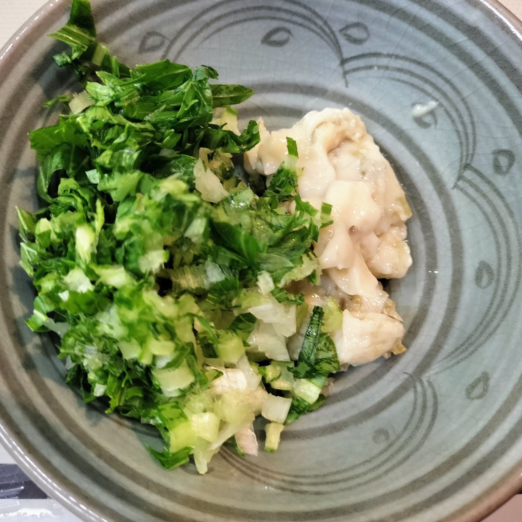 2、京菜の茎と葉をみじん切りにして、わさび漬けに加えて混ぜる