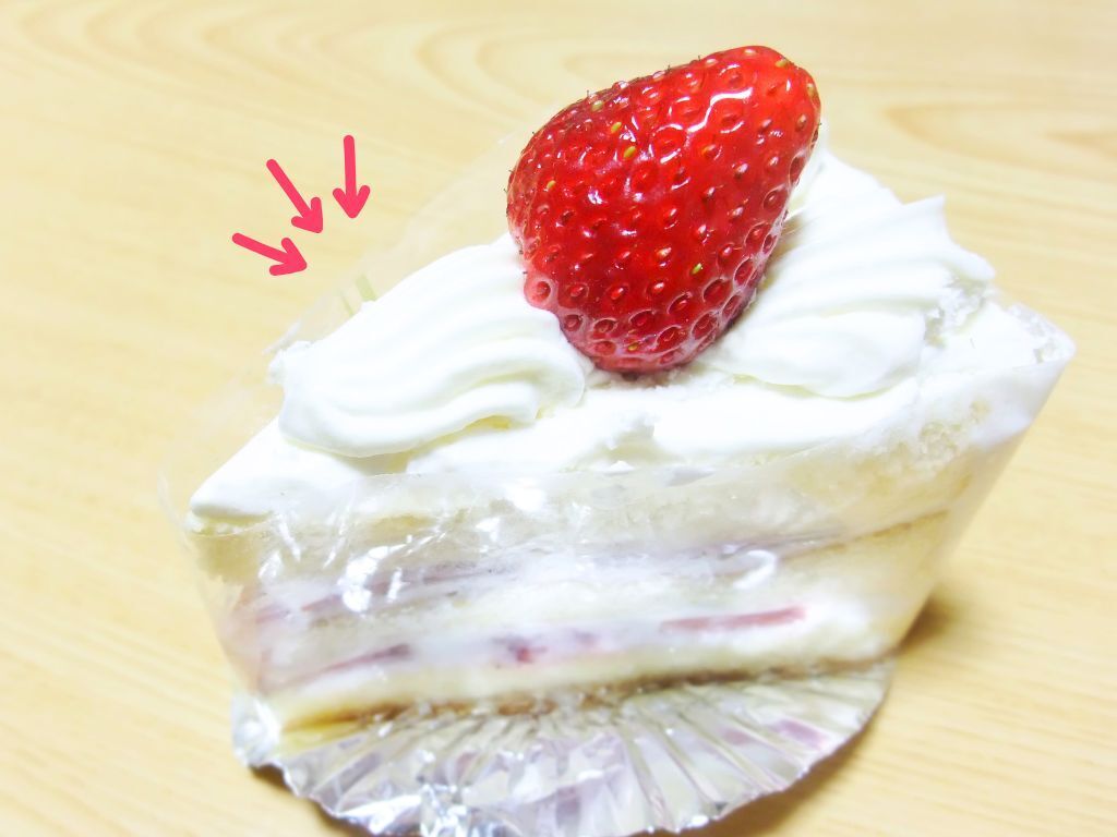 カットケーキの「透明フィルム」手で剥がすの待って！こうすれば指にクリームがつかずキレイに剥がせますよ♪