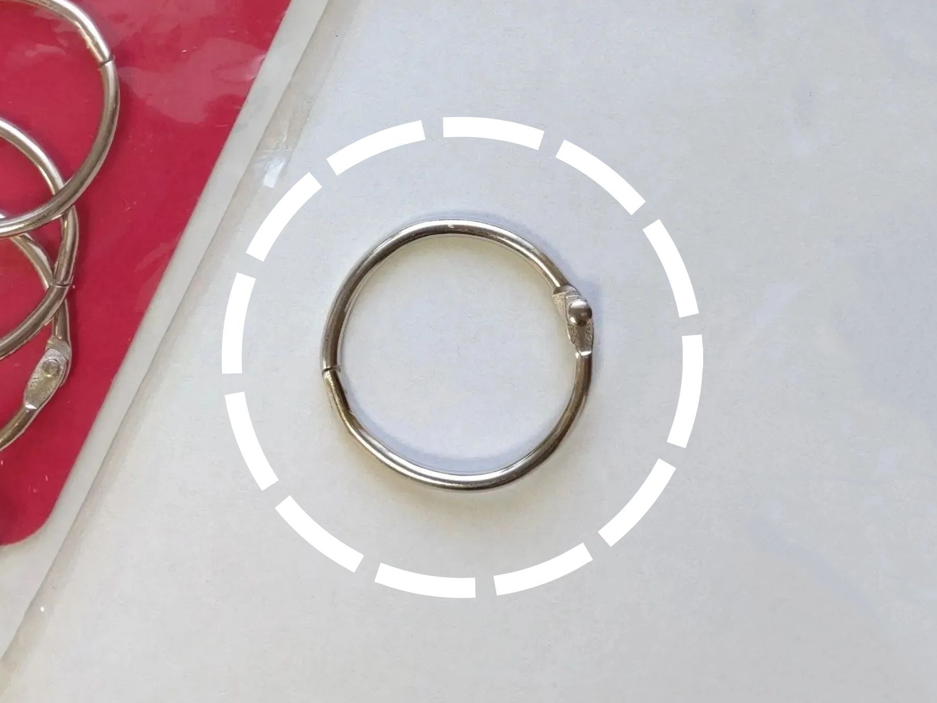 『100均カードリング』が超有能なんです！余っているなら必見。今度は“なんでも取っ手”として活躍♡