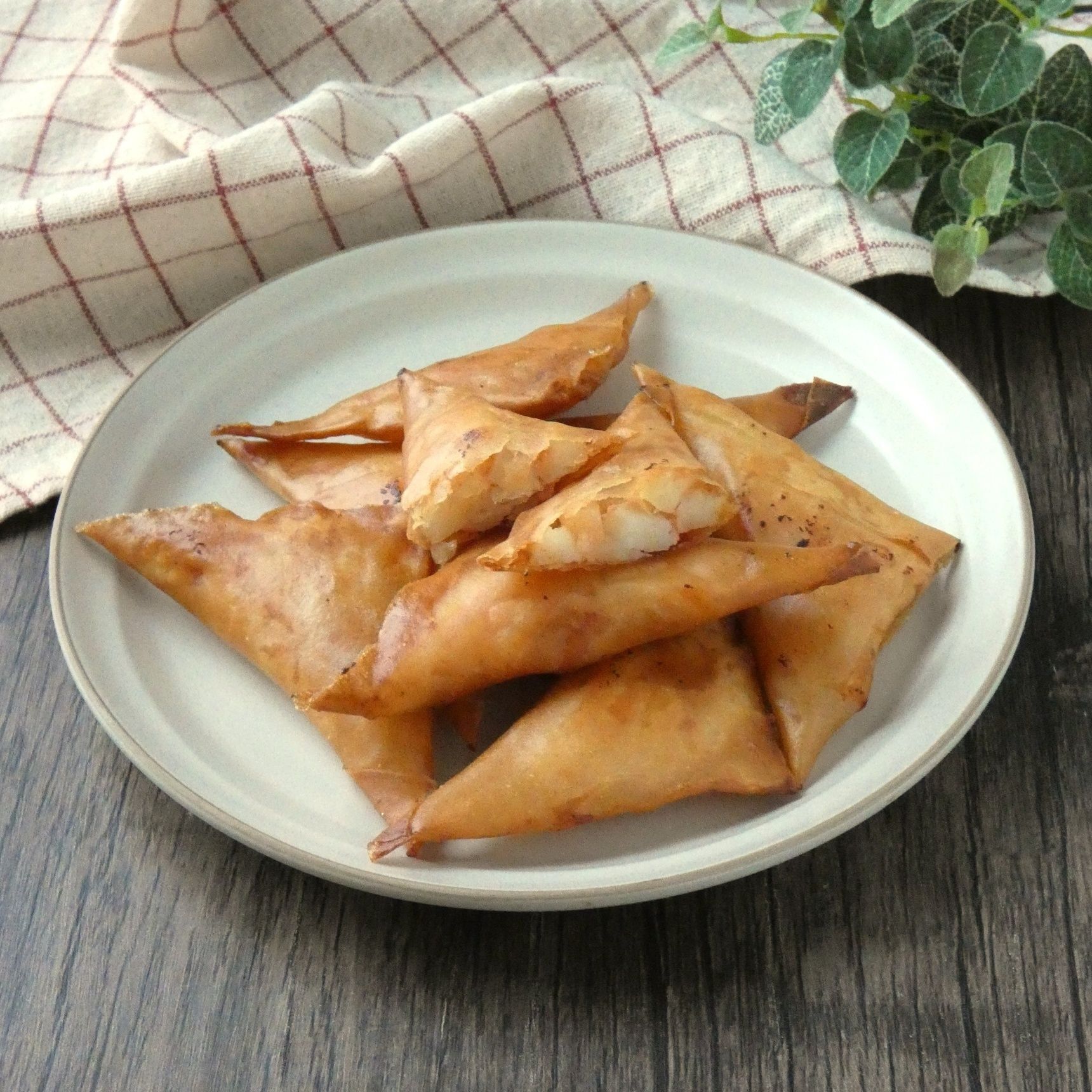 パクっとつまめてパーティーにぴったり！「じゃがいもと明太子の春巻き」