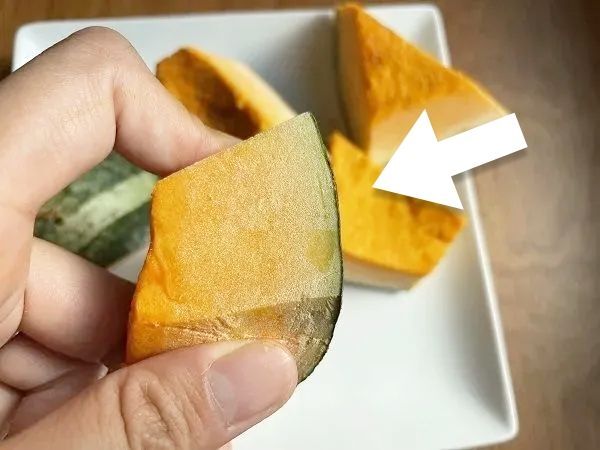 『かぼちゃの皮むき』もう包丁いらない！スプーンで「ツルッ」と剥ける感動ワザがあるんです♡