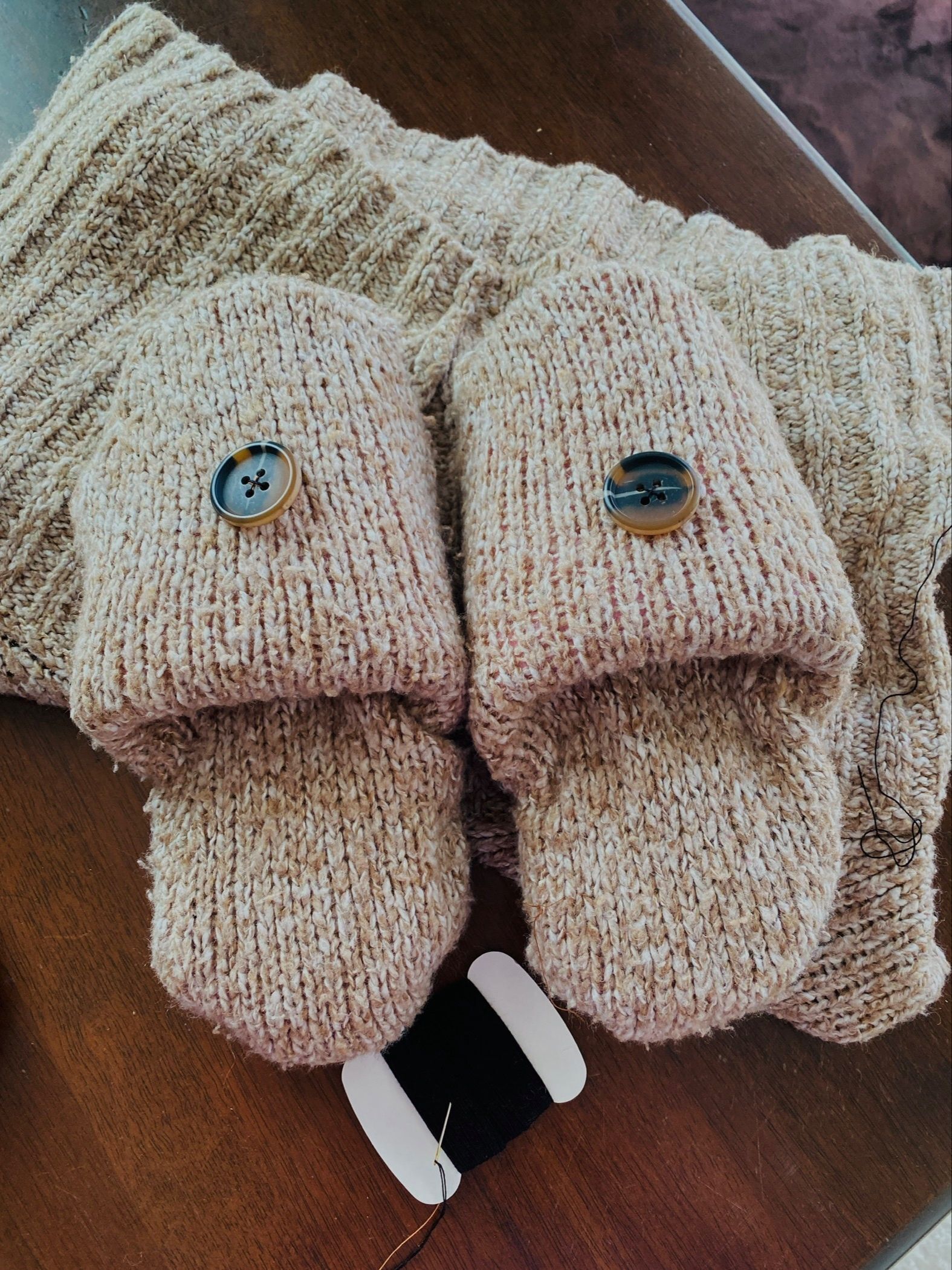 寒さ対策は足元から！古セーターでスリッパカバー