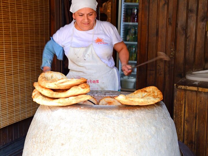 アゼルバイジャンってどんな国?旅人・低橋さんと食べ歩くローカルフード案内【世界思い出旅ごはん おかわり】