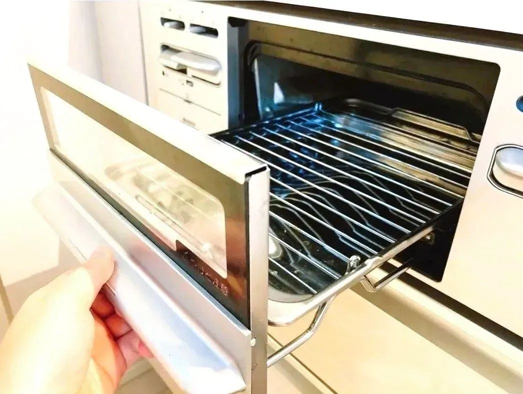 魚焼きグリルの汚れが"ベロン"とはがれる！一瞬でキレイになる爽快テクに注目♪