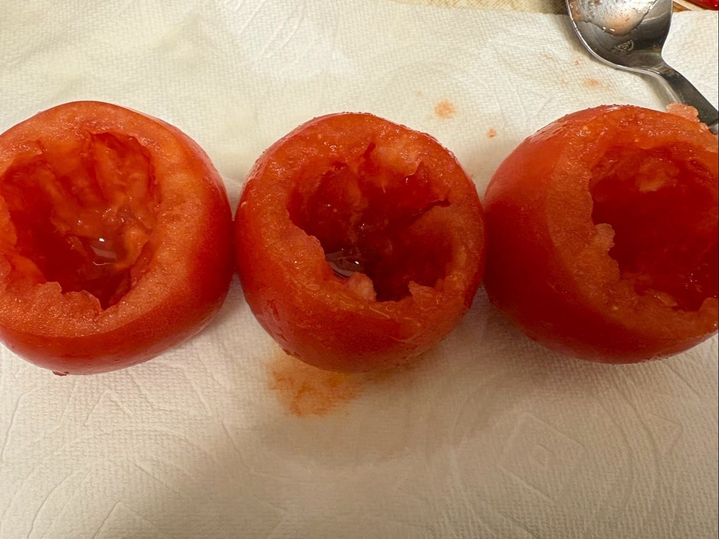 くり抜いた中身は取っておいてトマトの煮込みやカレーに使います