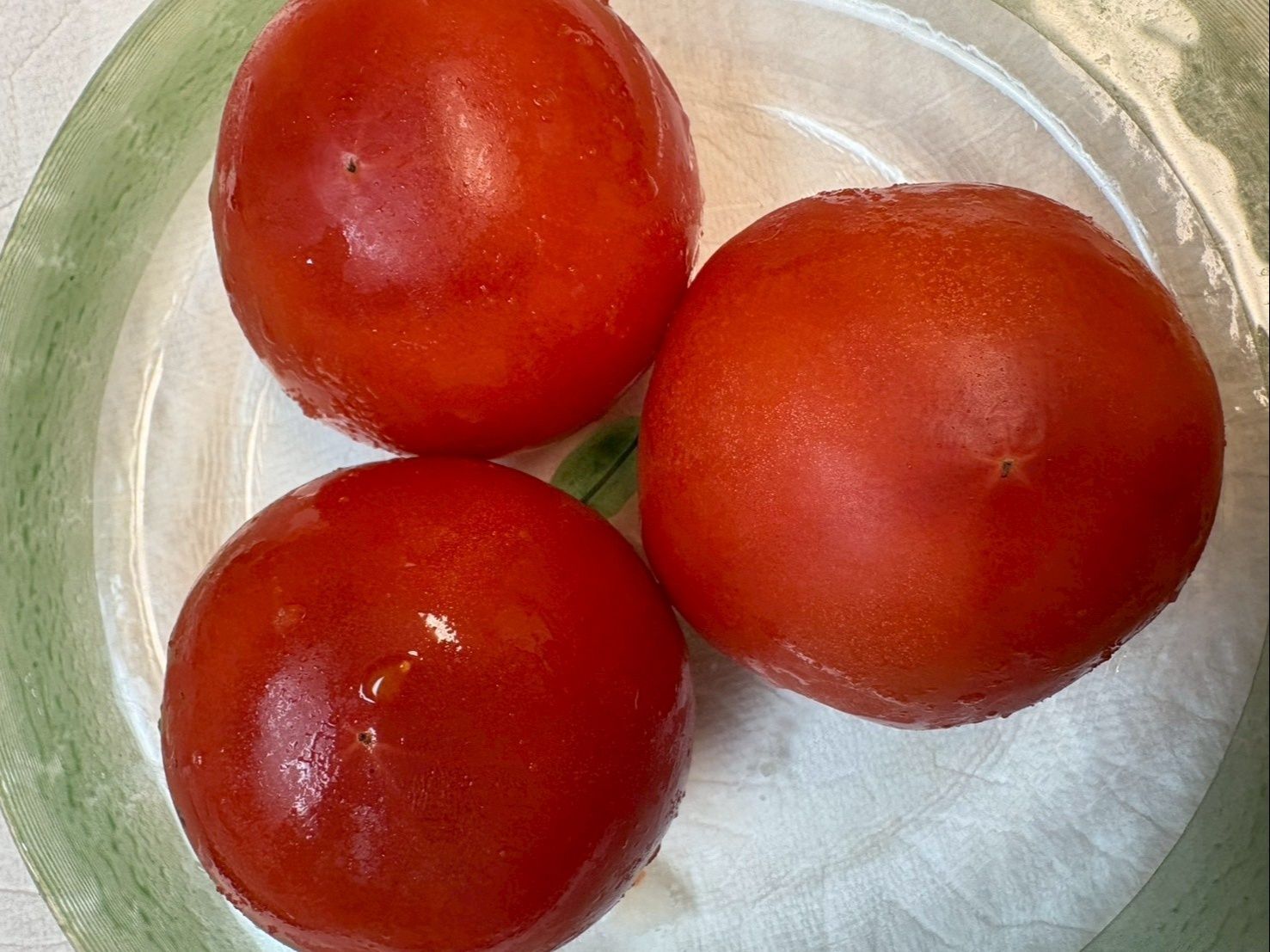 トマトを裏返しにして並べます