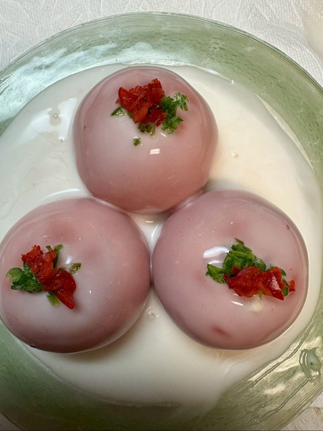 クリスマスカラーは赤と緑のピーマンを細かく刻んで飾ります