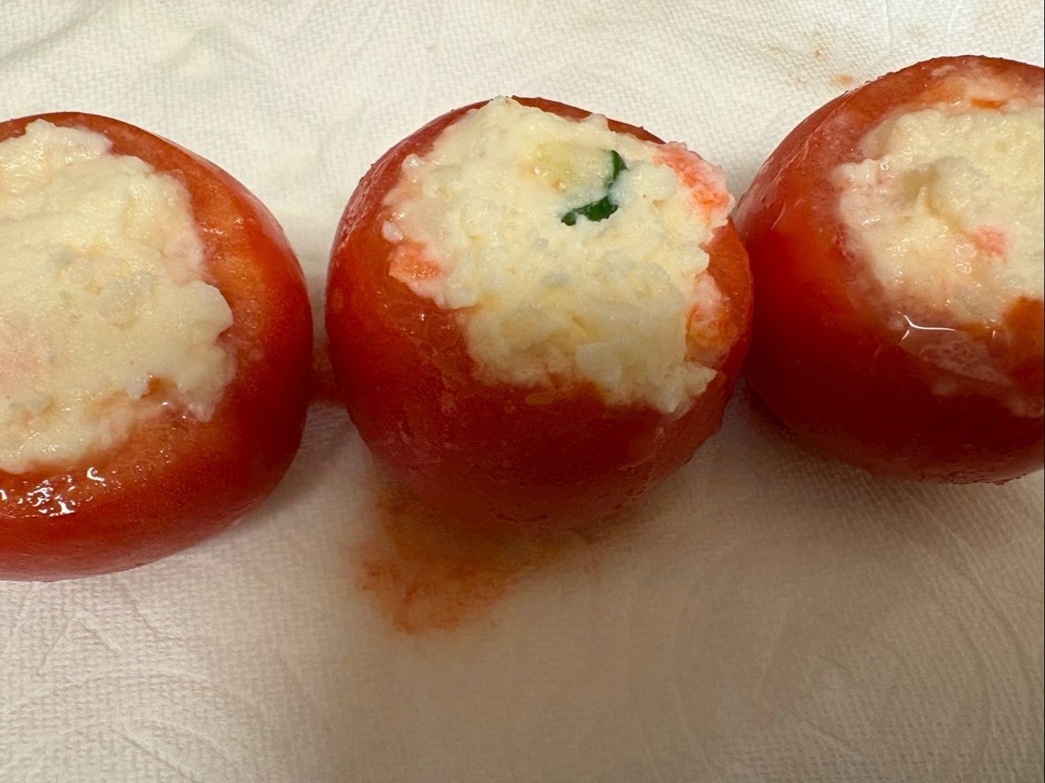 ポテトサラダを底の方からしっかり詰めます