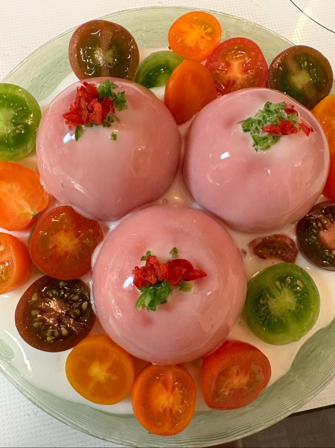 周りに色とりどりのミニトマトを飾って完成です！