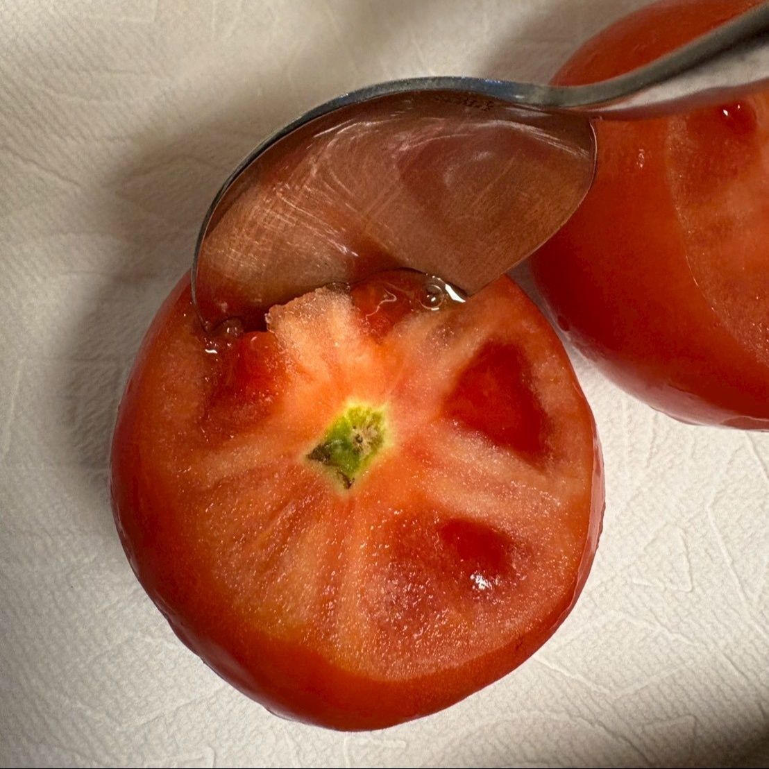 上の部分をカットしたら、スプーンでくり抜きます