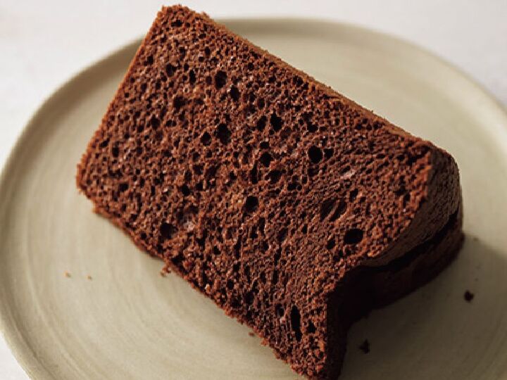 〈オイルなし〉ふわふわ「チョコレートシフォンケーキ」の作り方。濃厚なチョコレートの味と香りを楽しめますよ♪
