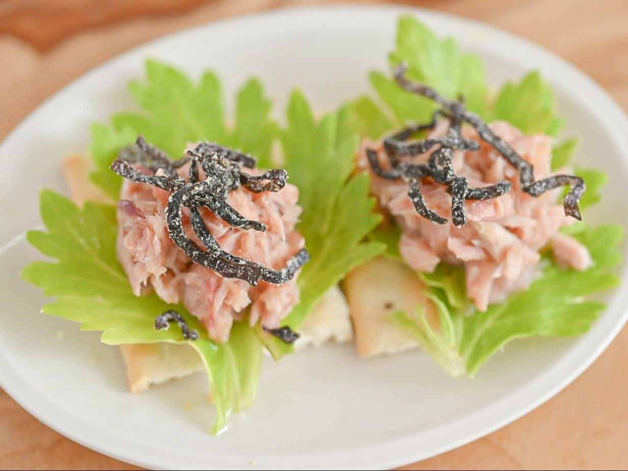 のせるだけでちょっとおしゃれ！ツナ缶と塩こんぶのカナッペ