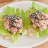 のせるだけでちょっとおしゃれ！ツナ缶と塩こんぶのカナッペ